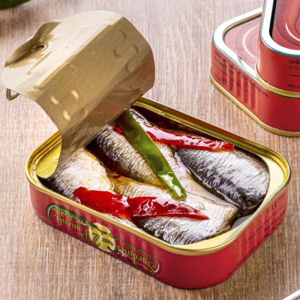 Ölsardine mit zweifach Chilli Piment Elpelette